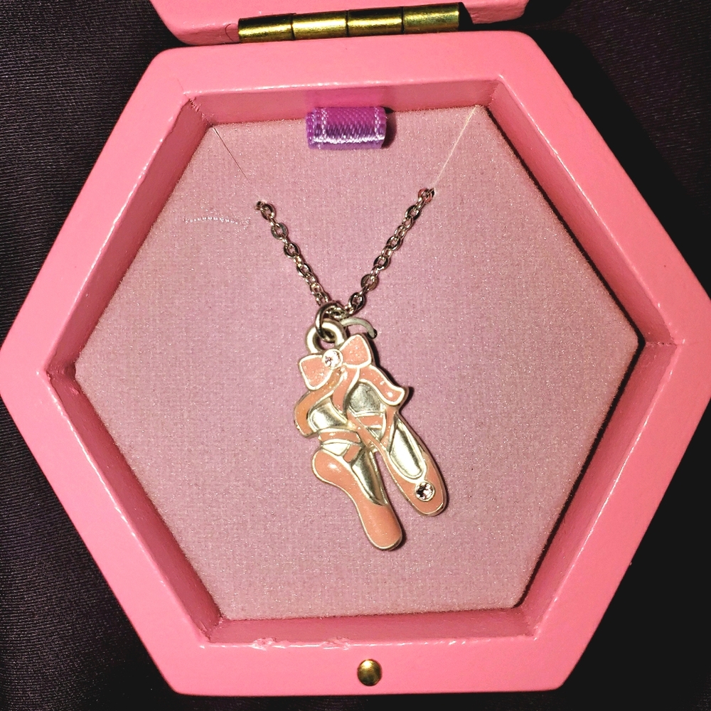 💞 FREE W BUNDLE 3 ITEMS OF KIDS CATEGORY! Jewelry box with necklace 💞